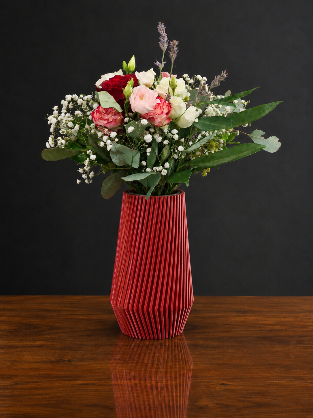 Rot schimmernde Chamäleon-Vase mit einem Blumenstrauß