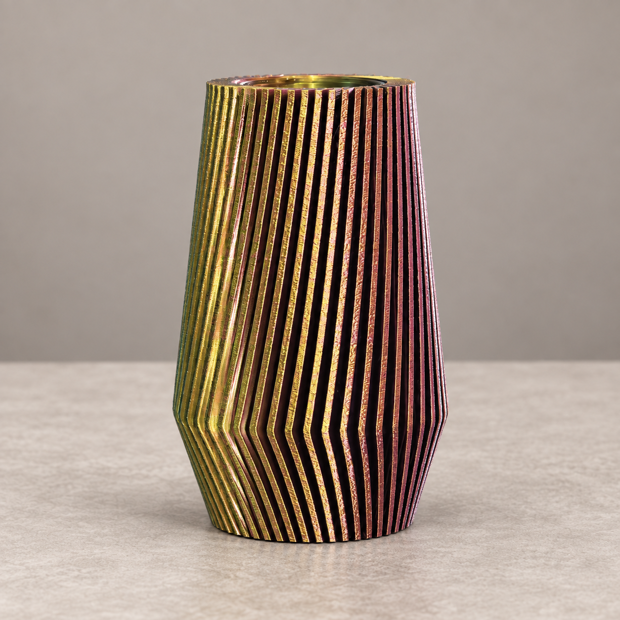 Flow-Helix-Vase mit goldenen und rosafarbenen Reflexen